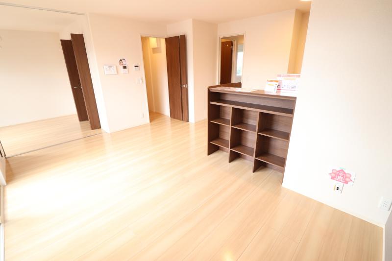 居室・リビング　２面採光で明るいリビング１２．５帖