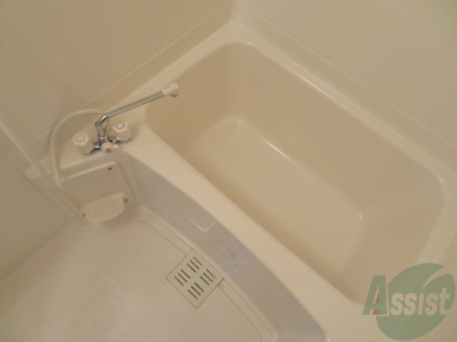 バス・シャワールーム　バスルームは狭すぎず、シャワーも浴びやすそうです。