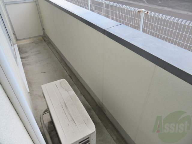 バルコニー　バルコニーは幅があり、広い印象を受けました。