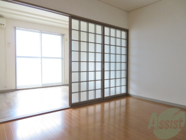 居室・リビング　６帖の洋室です。広々として、きれいですね。