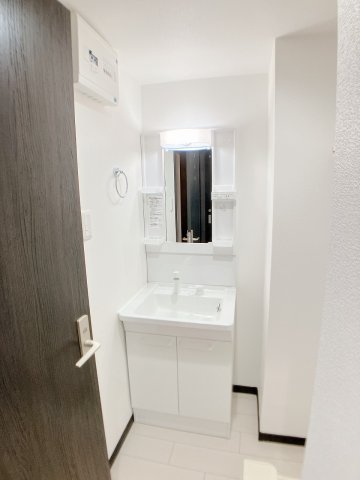 洗面設備　独立洗面台あり、毎朝おしゃれに忙しい女性の方におすすめ
