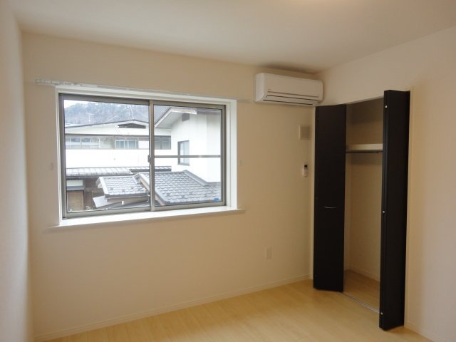 その他設備　居室6.9帖　エアコン付き