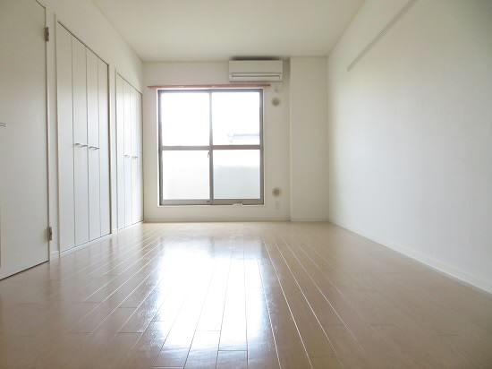 居室・リビング　壁面に窓はありません。（角部屋の参考画像です））