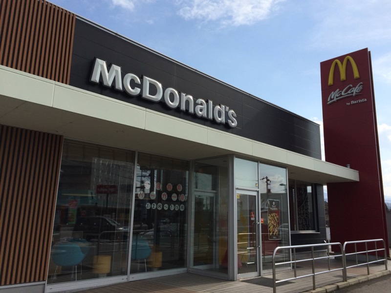 飲食店　マクドナルド 魚津店（飲食店）まで599m