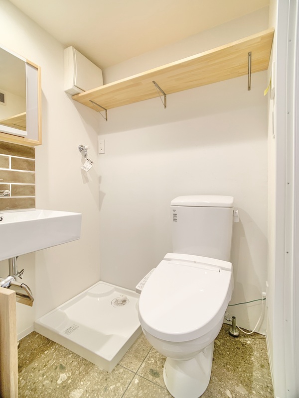 トイレ　白基調で清潔感のある空間