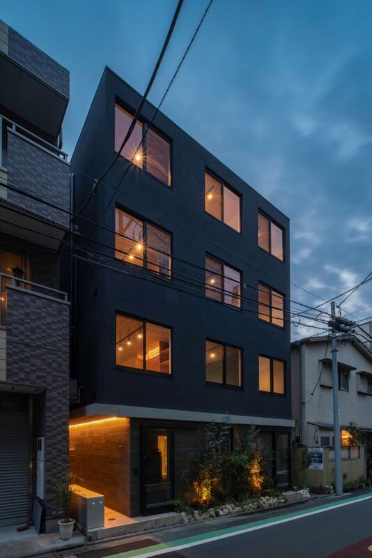 エントランス　昼と夜で表情が変わります