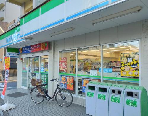コンビニ　ファミリーマート西日暮里四丁目店（コンビニ）まで105m
