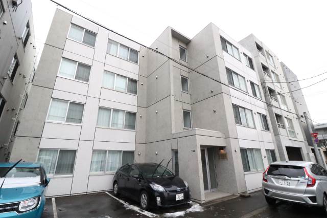 建物外観　４階建ての鉄筋コンクリート造です♪