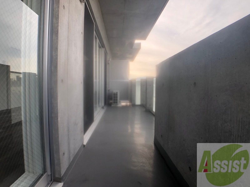 バルコニー　バルコニーは幅があり、広い印象を受けました。