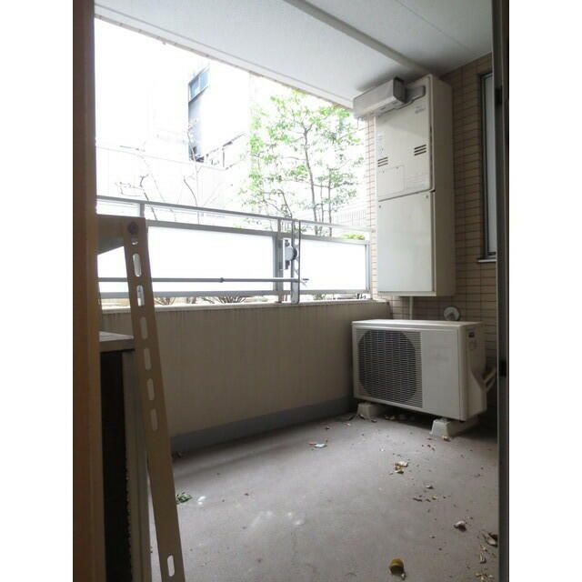 バルコニー　暖かな日差しのふりそそぐバルコニー