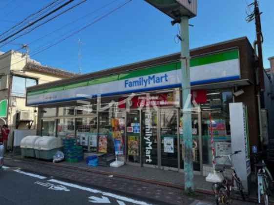 コンビニ　ファミリーマート　西蒲田大城通入り口（コンビニ）まで64m
