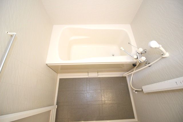バス・シャワールーム　コンパクトで使いやすいお風呂です ※反転の場合がございます。