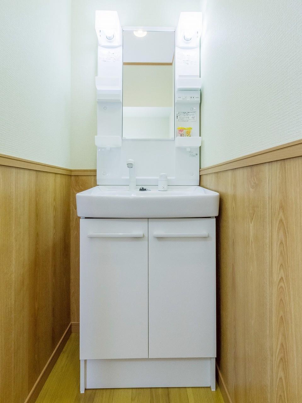 洗面設備　収納力のある独立洗面台