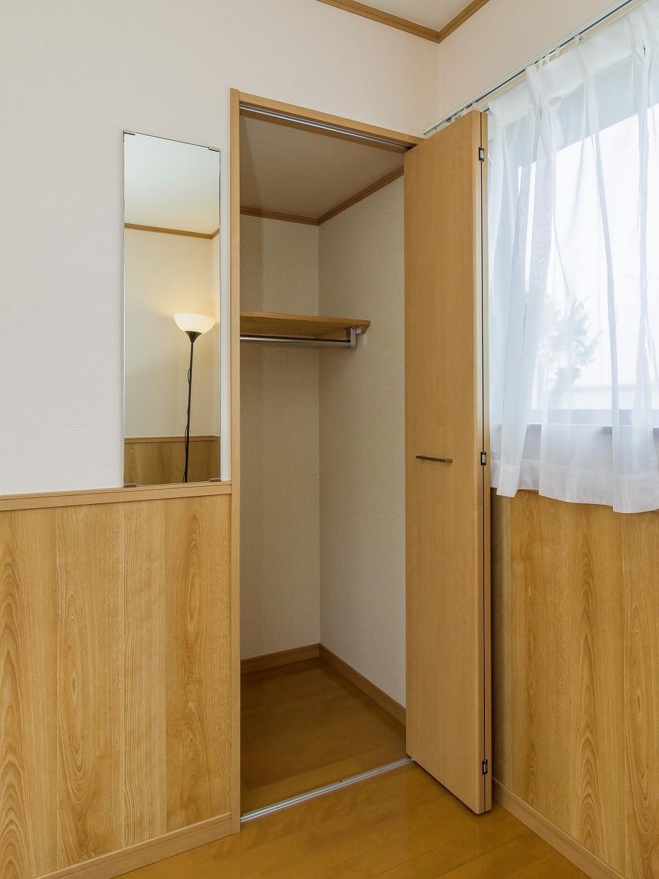 収納　2階居室にある作り付けのクローゼット