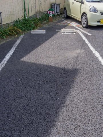 駐車場　お部屋の前が駐車場です