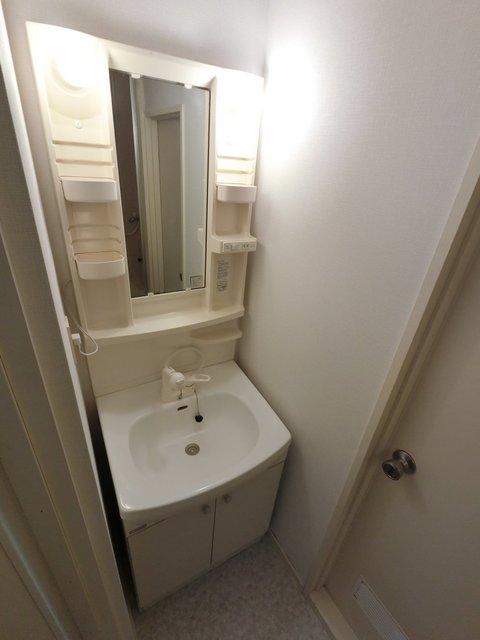 洗面設備　退去前につき、別部屋の写真になります。
