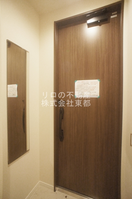 玄関　玄関には姿見があるので、お出かけ前にチェックできます♪