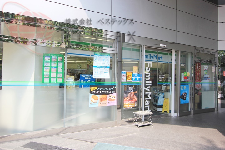 コンビニ　ファミリーマート護国寺駅前店（コンビニ）まで633m