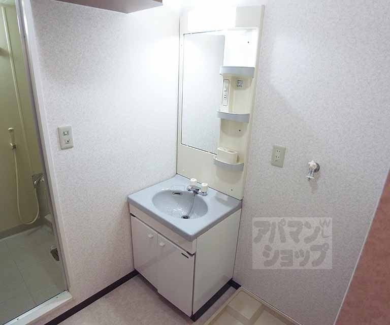 洗面設備　独立洗面なので便利です。