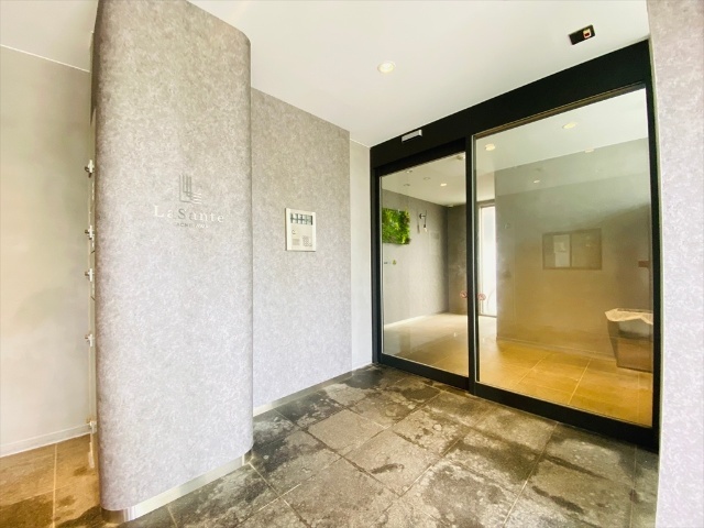 エントランス　同一建物内６０６号室の内装写真になります。