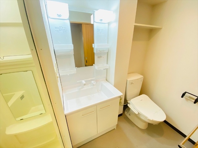 洗面設備　同一建物内６０６号室の内装写真になります。