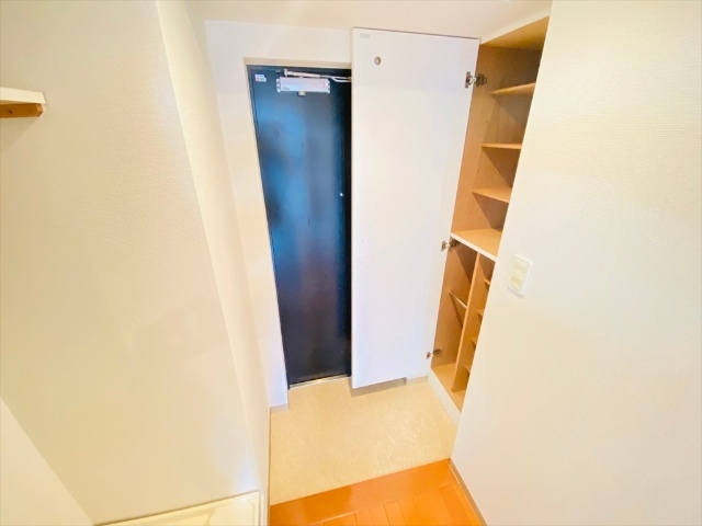 玄関　同一建物内６０６号室の内装写真になります。