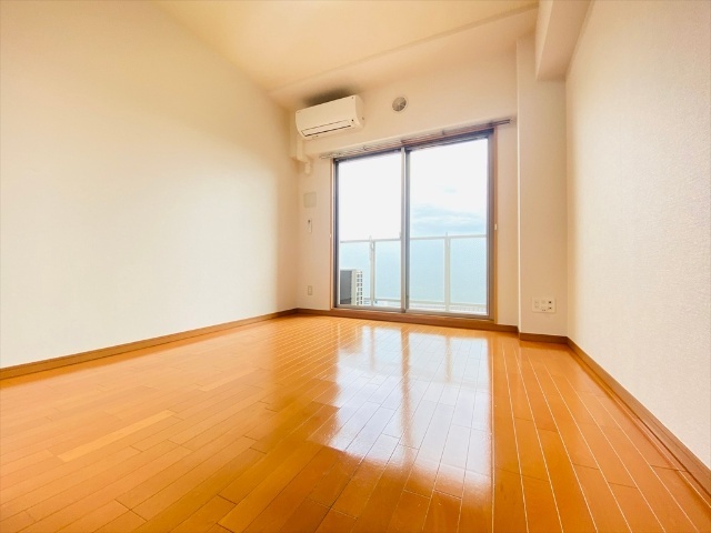 居室・リビング　同一建物内６０６号室の内装写真になります。