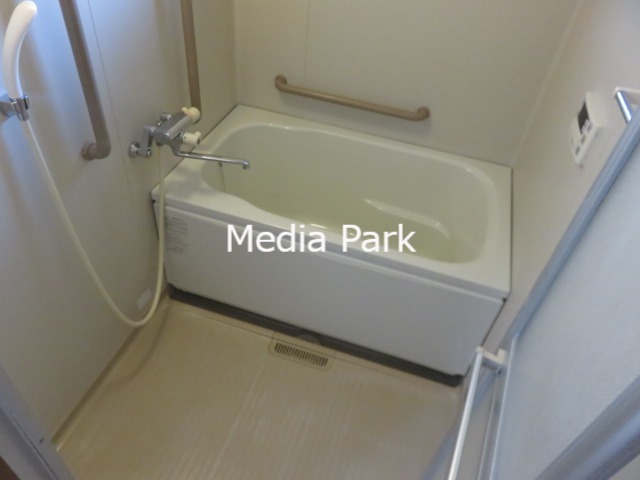 バス・シャワールーム　同物件別のお部屋の写真です。参考写真です。反転画像。