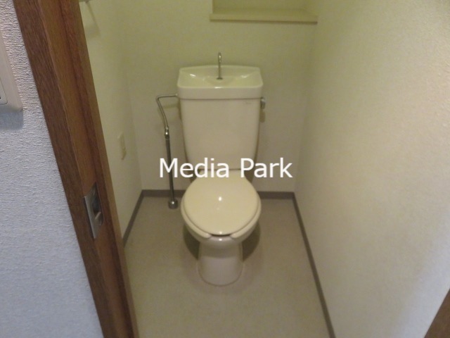 トイレ　同物件別のお部屋の写真です。参考写真です。反転画像。