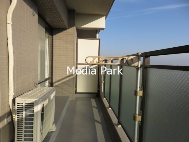 バルコニー　同物件別のお部屋の写真です。参考写真です。反転画像。