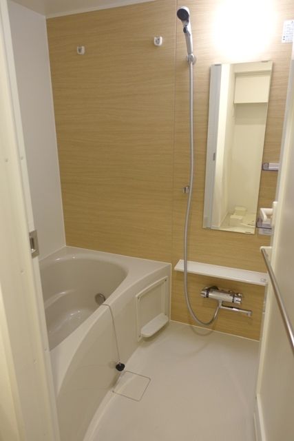 バス・シャワールーム　コンパクトで使いやすいお風呂です