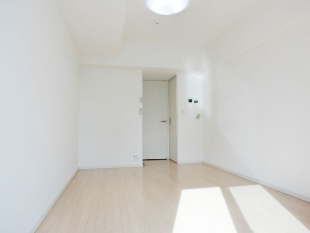 居室・リビング　白を基調とした明るいお部屋です