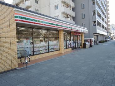 コンビニ　セブンイレブン 鶴見市場富士見町店（コンビニ）まで107m