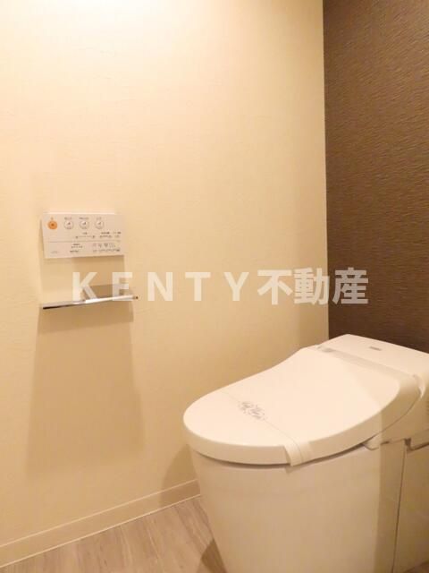 トイレ　落ち着いた色調のトイレです
