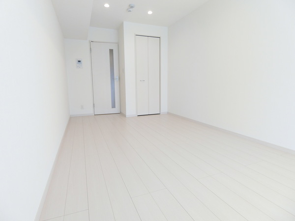 その他部屋・スペース　優しい色合いの床材を使用した居住空間です。
