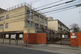 中学校　大阪市立瓜破中学校（中学校）まで872m