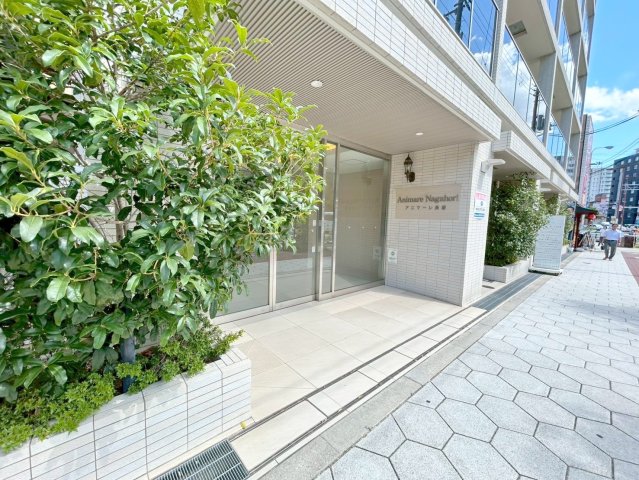エントランス　オシャレなエントランスは安心のオートロック付きです。