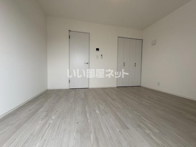 ジーメゾン加茂宮の居間写真