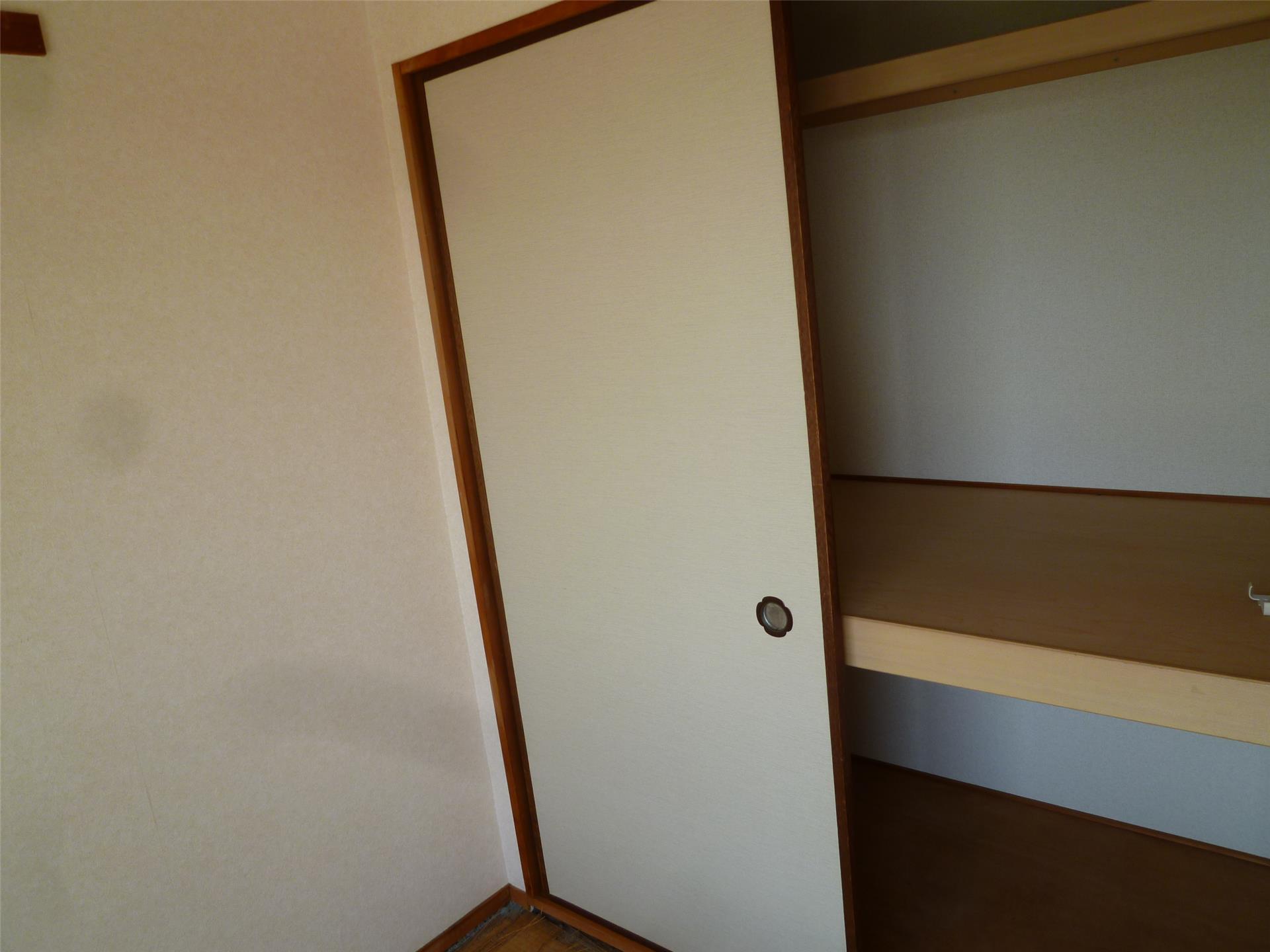 バルコニー　押入れも3段になっていてたっぷり収納できます。