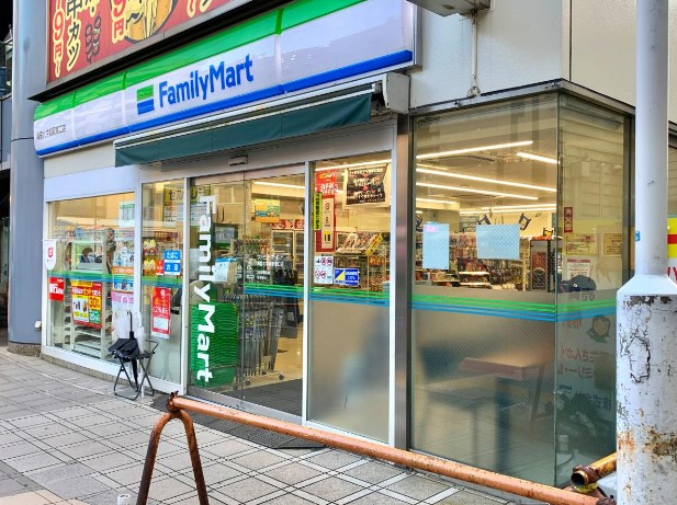 コンビニ　ファミリーマート 獨協大学前駅東口店（コンビニ）まで1617m