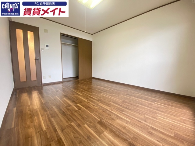 居室・リビング　同物件別室写真