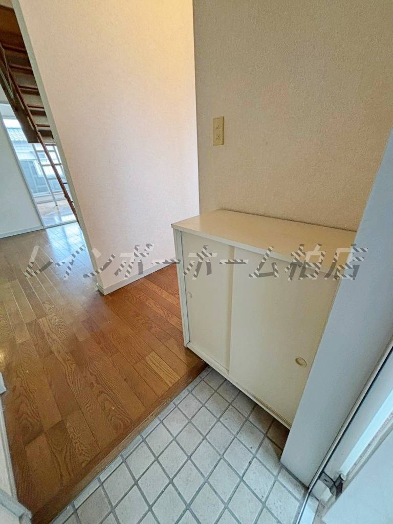 玄関　収納もある玄関です　※写真は別部屋になります