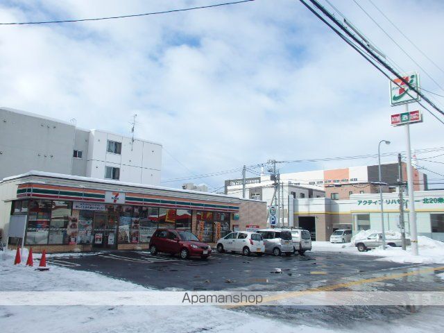 コンビニ　セブンイレブン（コンビニ）まで303m