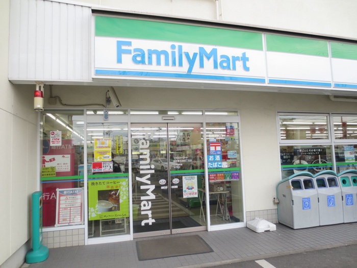 コンビニ　ファミリーマート（コンビニ）まで570m