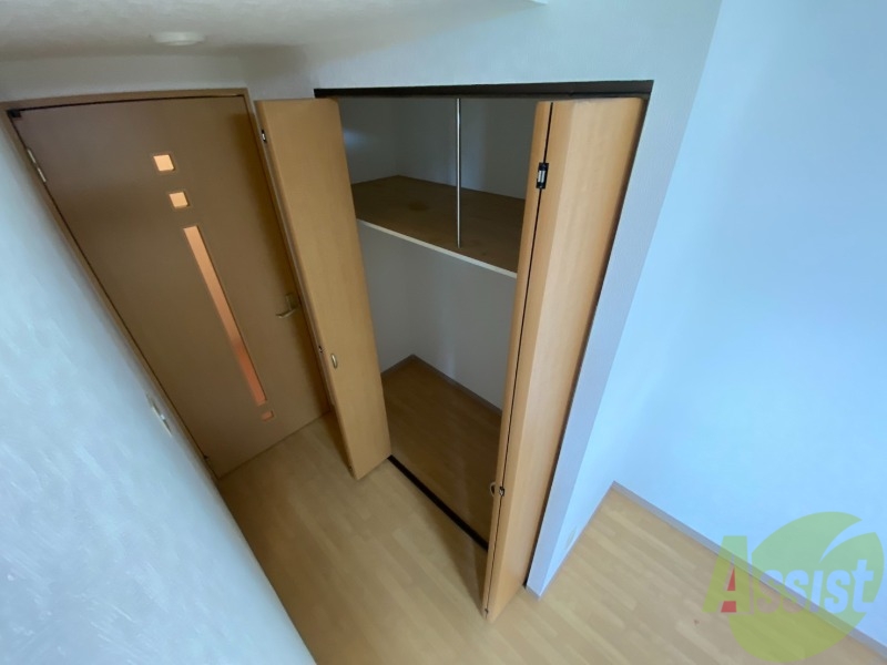収納　クローゼットを開けてみました。奥行きがありますね。