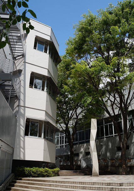 中学校　新宿区立落合中学校（中学校）まで464m