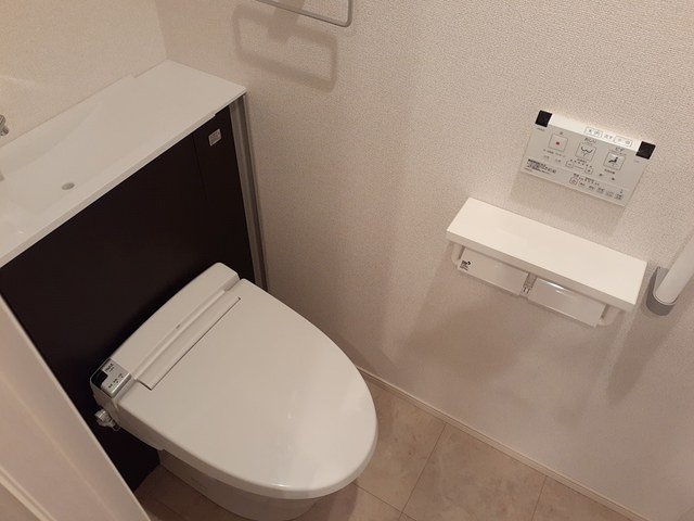 トイレ　落ち着いた色調のトイレです