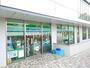コンビニ　ファミリーマート 多摩鶴牧三丁目店（コンビニ）まで475m