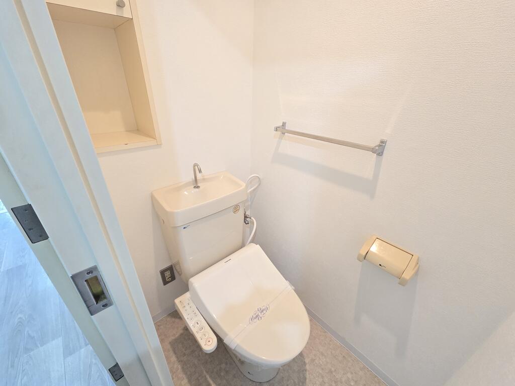 トイレ　トイレに棚があって便利！