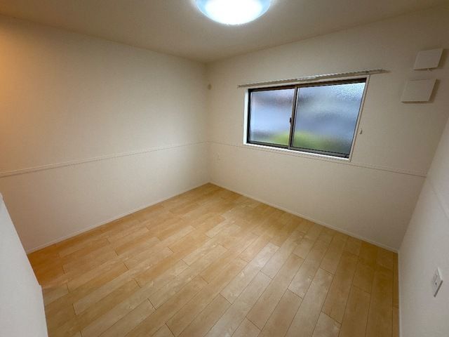 その他部屋・スペース　落ち着いた色調の寝室です